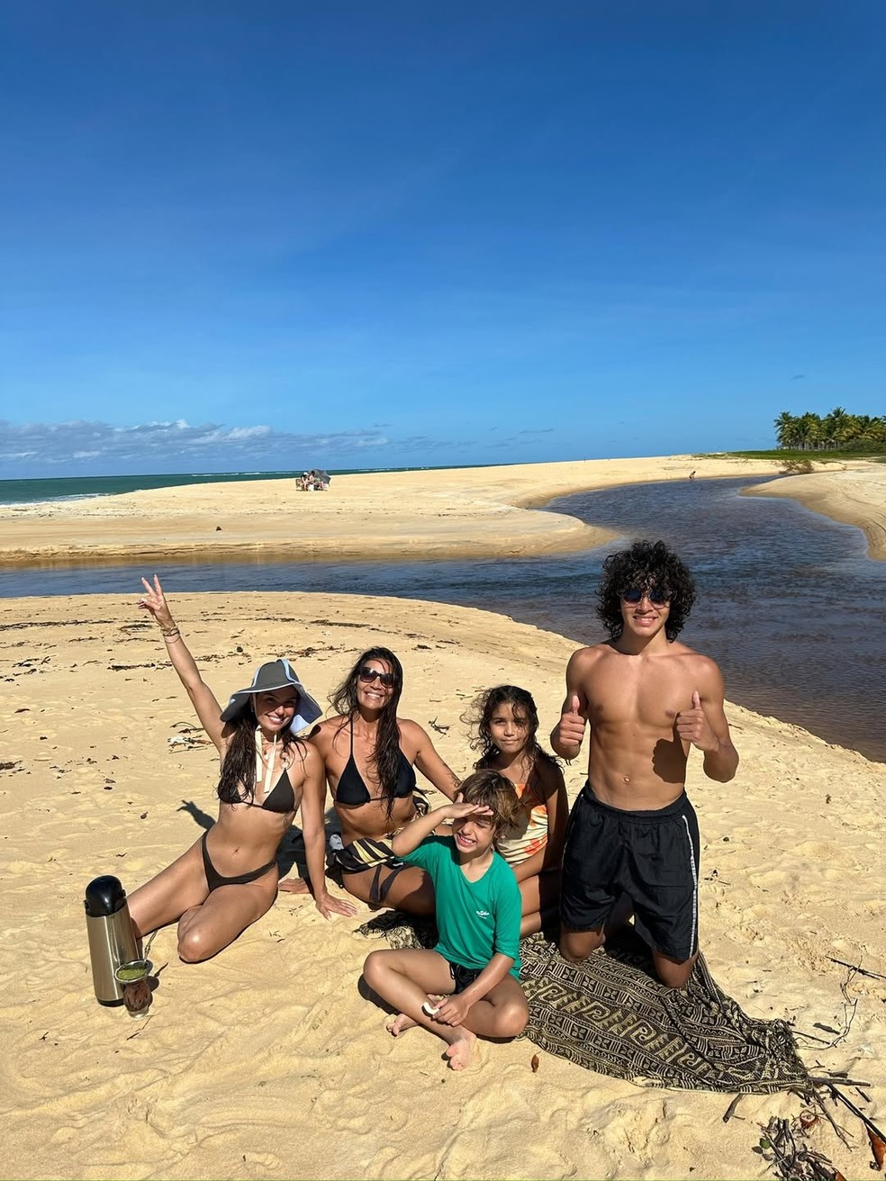 Isis Valverde encanta com álbum de fotos de viagem à Bahia — Foto: Reprodução/Instagram