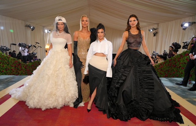 Kylie e Kendall Jenner e Khloe e Kourtney Kardashian no Met Gala 2022