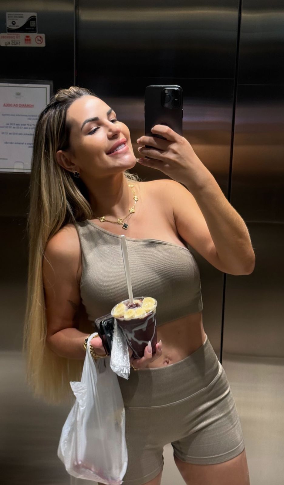 Deolane Bezerra exibe beleza natural em selfie no espelho