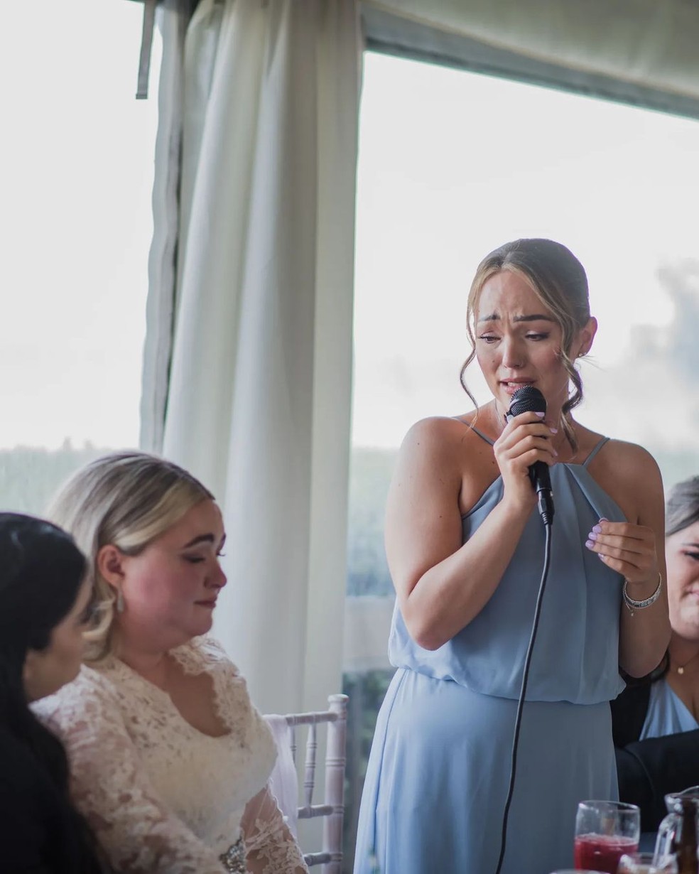 Brave Kayley ganhou um discurso de suas madrinhas após ser abandonada pelo noivo Kallum Norton — Foto: Neil Jones Photography
