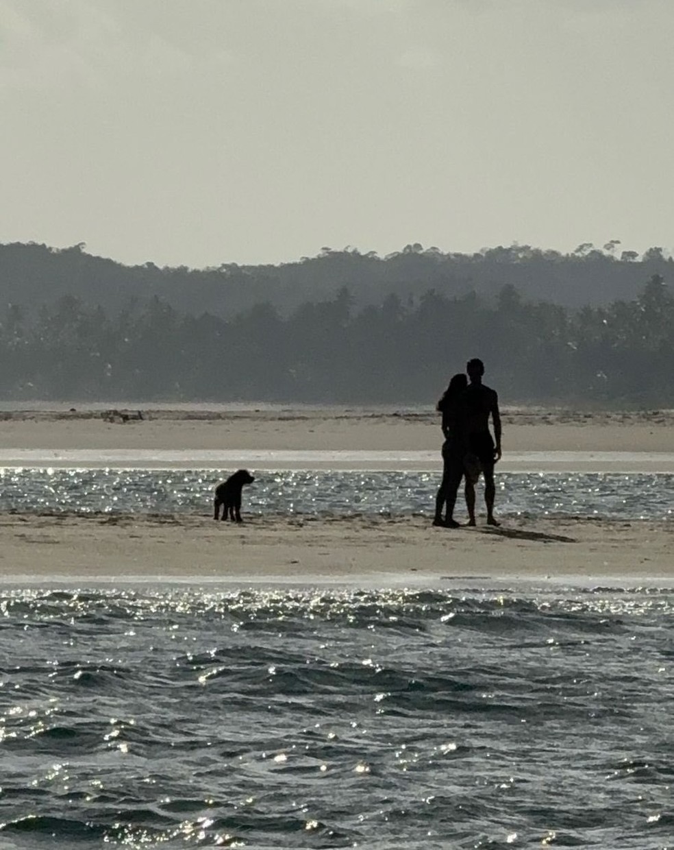 Shawn Mendes e Bruna Marquezine em momento de romance na praia — Foto: Instagram