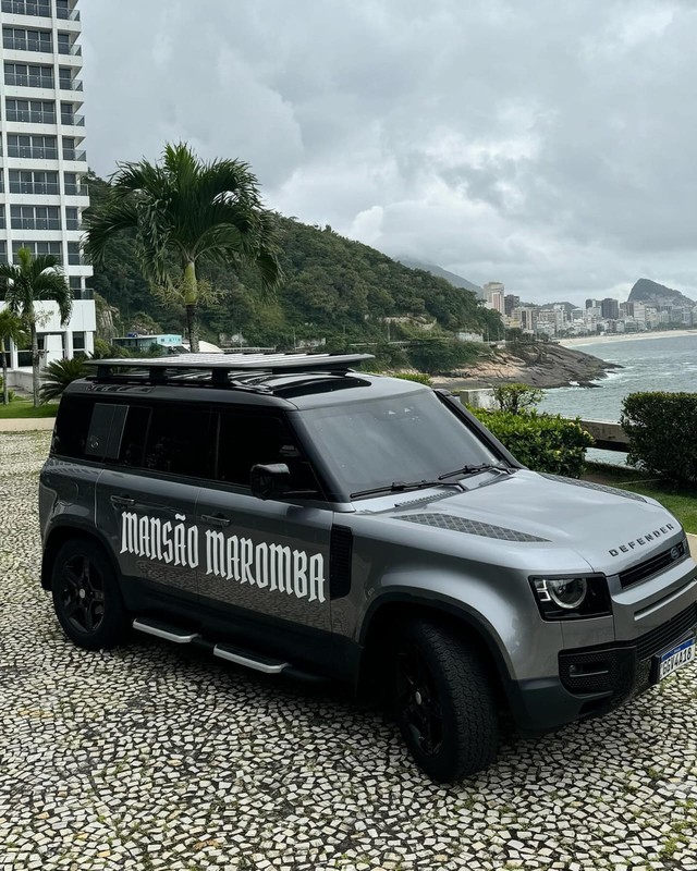 Toguro posa com automóvel de luxo no Rio de Janeiro