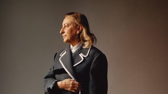 “Sempre acreditei que as mulheres devem se vestir como bem entendem", disse Miuccia Prada, em 2018 “Sempre acreditei que as mulheres devem se vestir como bem entendem", disse Miuccia Prada, em 2018