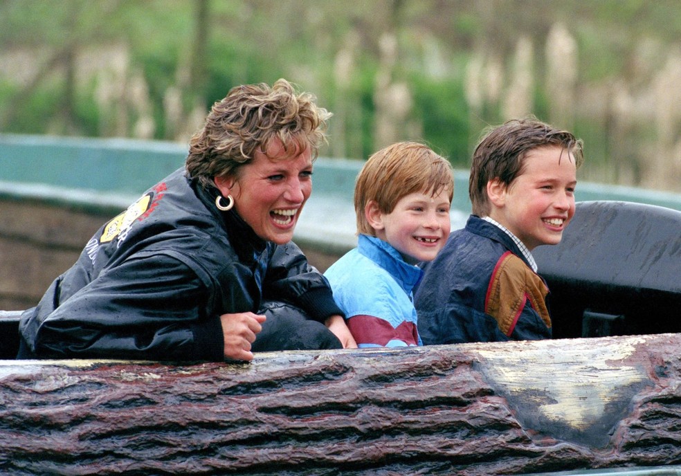 A princesa Diana anda em um toboágua com seus filhos, o príncipe William e o príncipe Harry, em 1993 — Foto: Getty Images/ Reprodução