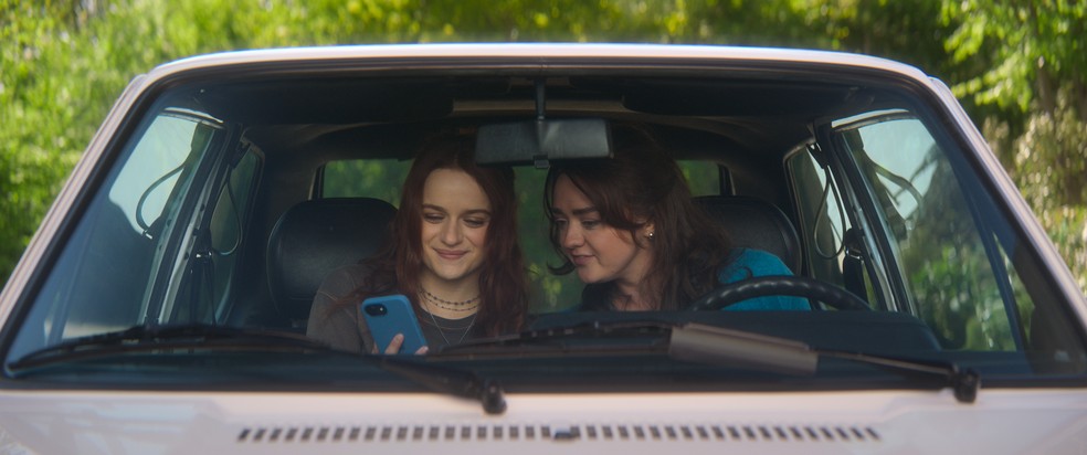 Joey King e Maisie Williams em "Da Magia à Sedução 2" — Foto: Divulgação/ Warner Bros