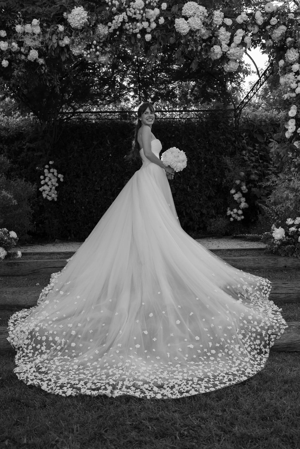 O casamento de Dylan Jagger Lee e Paula Bruss foi realizado em um jardim secreto de flores silvestres em Saint-Tropez — Foto: Thierry Joubert