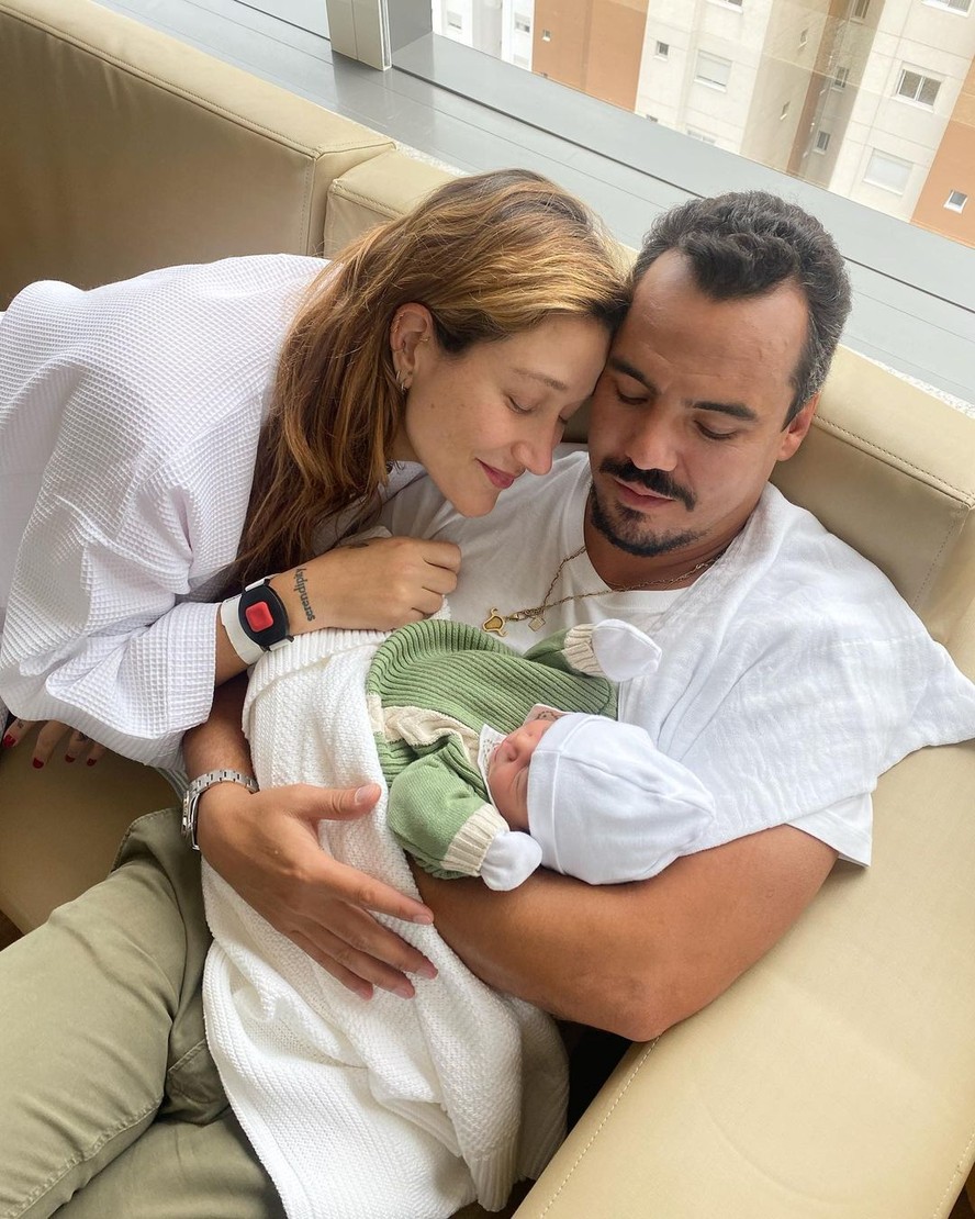 Gabriela Pugliesi e Túlio Dek posam com o filho recém-nascido
