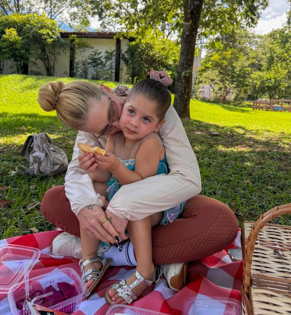 Virginia celebra o feriado com piquenique ao ar livre ao lado dos filhos — Foto: Reprodução/Instagram