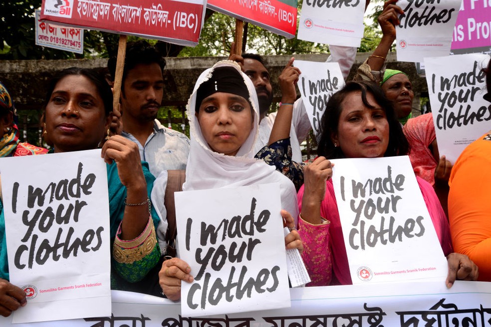 Trabalhadores da indústria do vestuário protestam durante aniversário da tragédia do Rana Plaza em Bangladesh — Foto: Getty Images