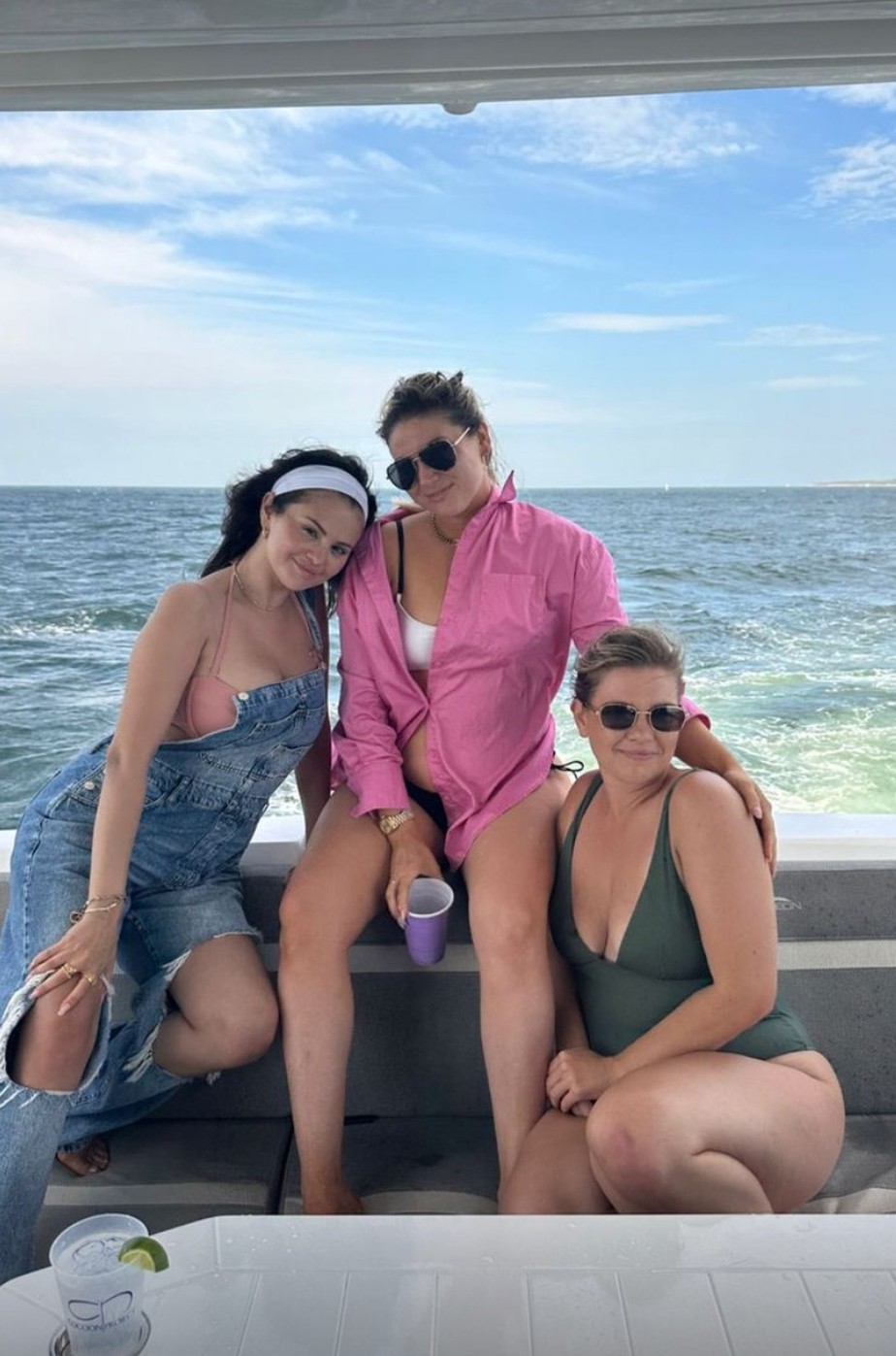 Selena Gomez com amigas