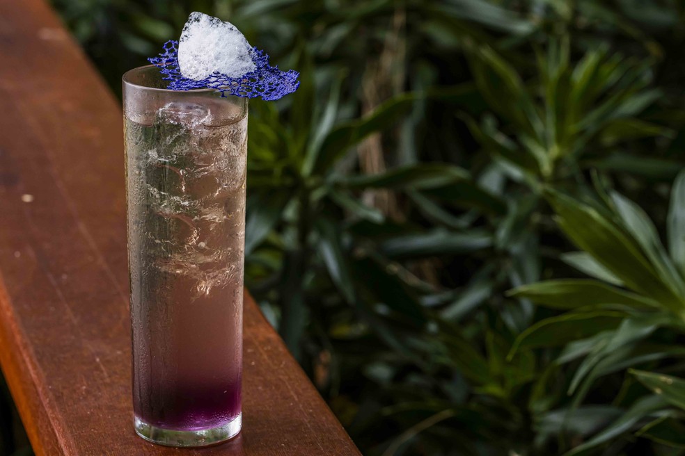 O drink Lavender Highball é um dos destaques do cardápio de drinks autorais do Bar do Manacá — Foto: Mario Rodrigues Jr / Divulgação