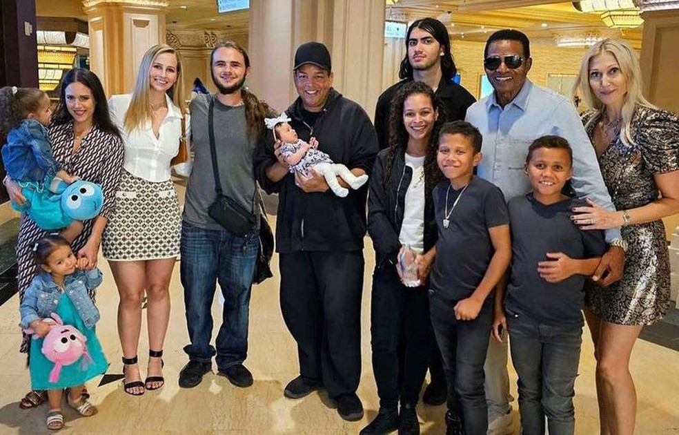 Prince e Bigi Jackson com familiares em um show dedicado a Michael Jackson — Foto: Instagram
