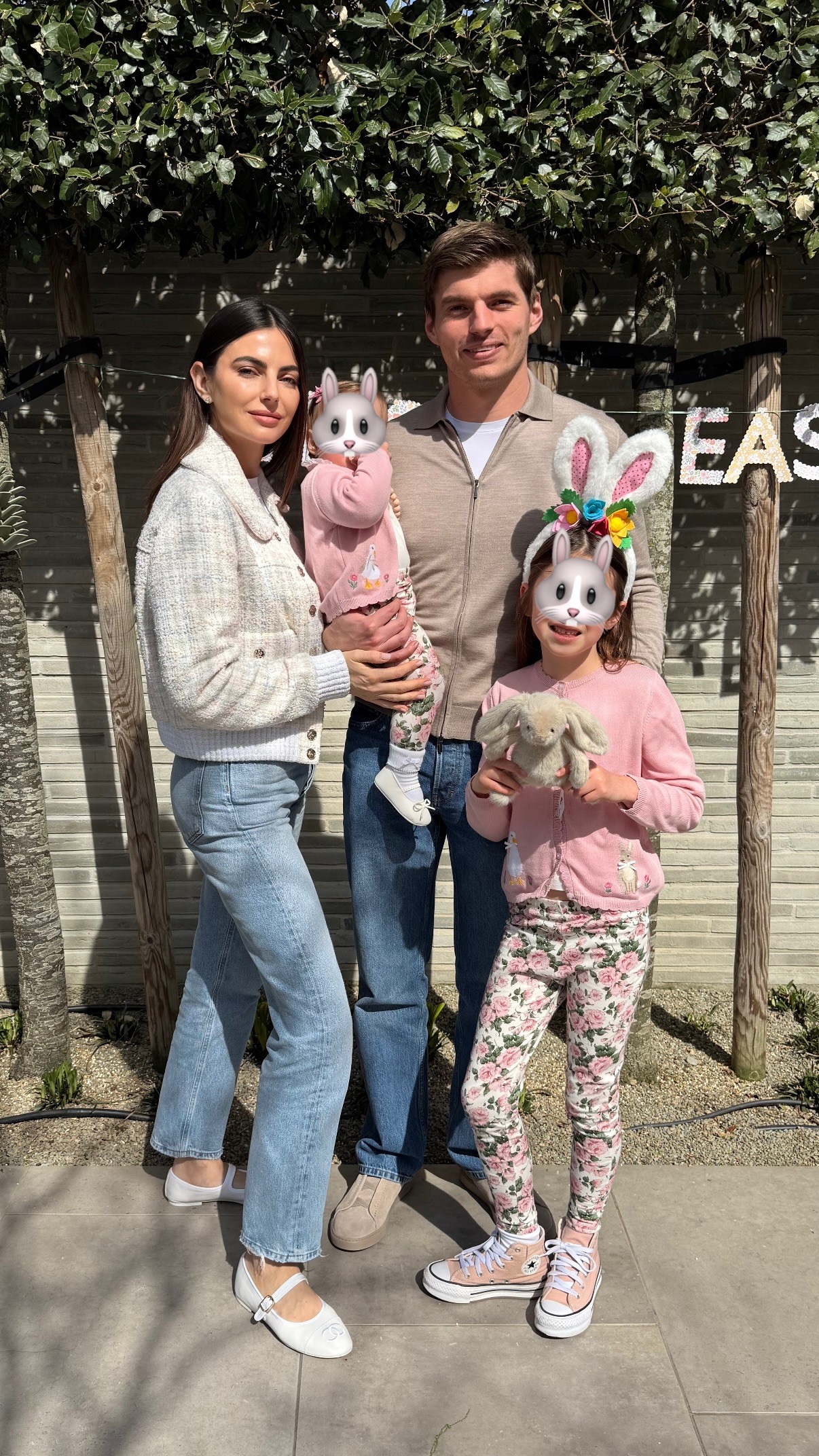 Kelly Piquet abre álbum de fotos de Páscoa em família ao lado de Max Verstappen e filhas
