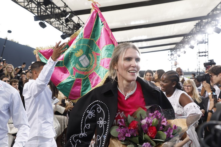 Deu samba! Desfile em Paris leva Bateria da Mangueira para a