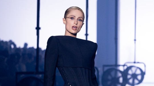 Paris Hilton cruza a passarela da Mugler durante a semana de moda parisiense