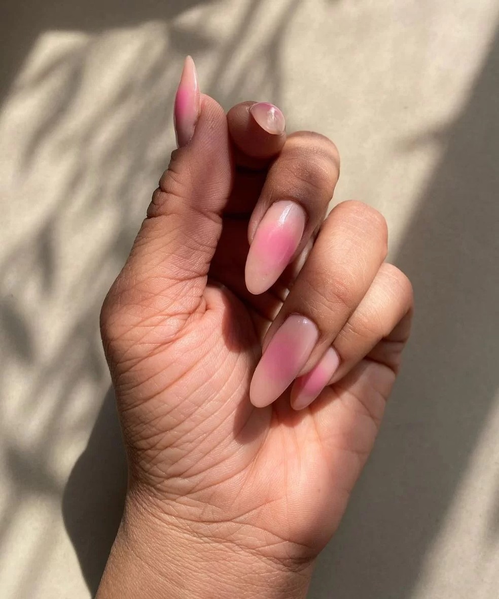 Aprenda a fazer as blush nails — Foto: Instagram