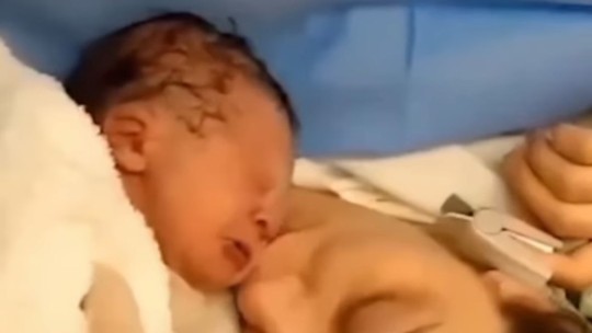 Vídeo de recém-nascido reagindo ao primeiro beijo da mãe viraliza na web