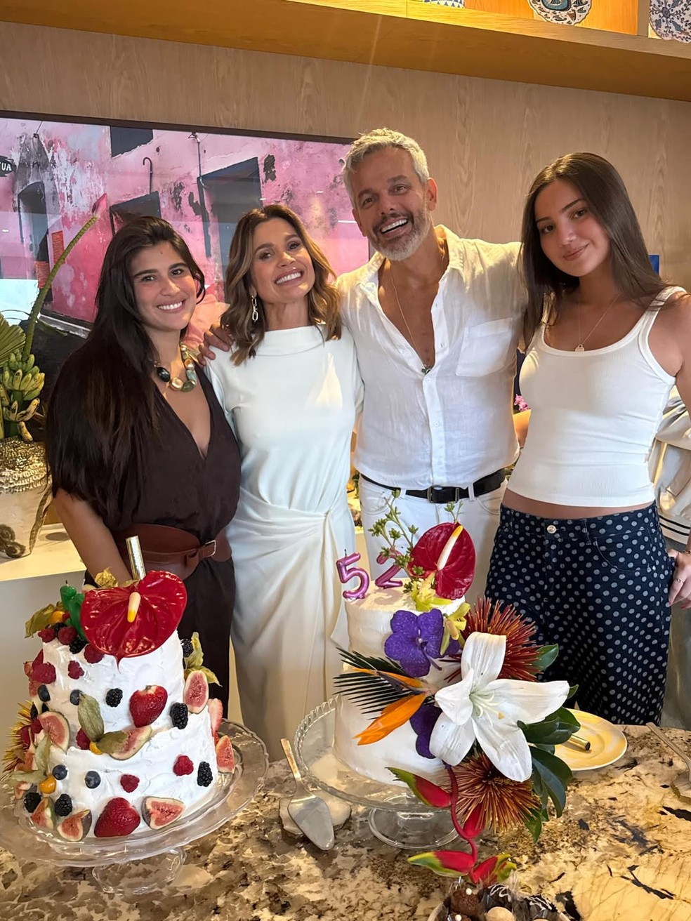 Flávia Alessandra celebra 52 anos de vida ao lado do marido e das filhas, Giulia e Olivia — Foto: Reprodução/Instagram