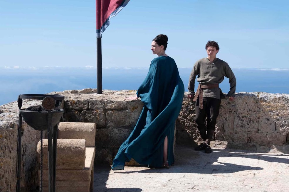 Anne Hathaway vive Penelope e Tom Holland vive Telêmaco — Foto: Divulgação
