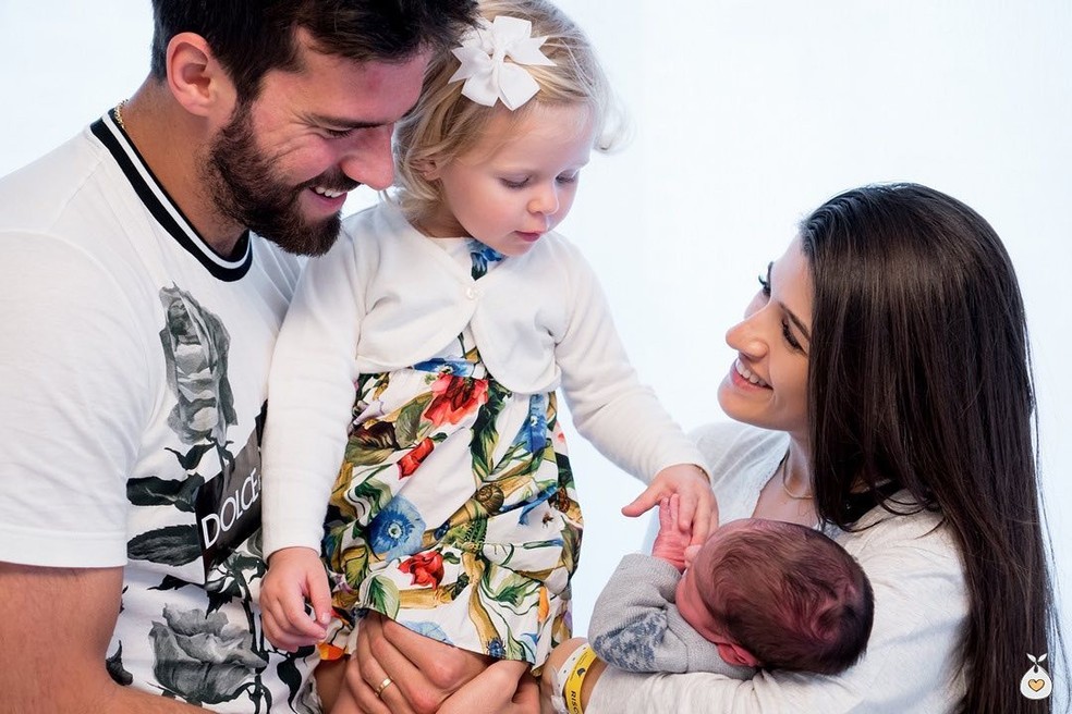 Natália Becker e família (Foto: Reprodução/Instagram) — Foto: Vogue