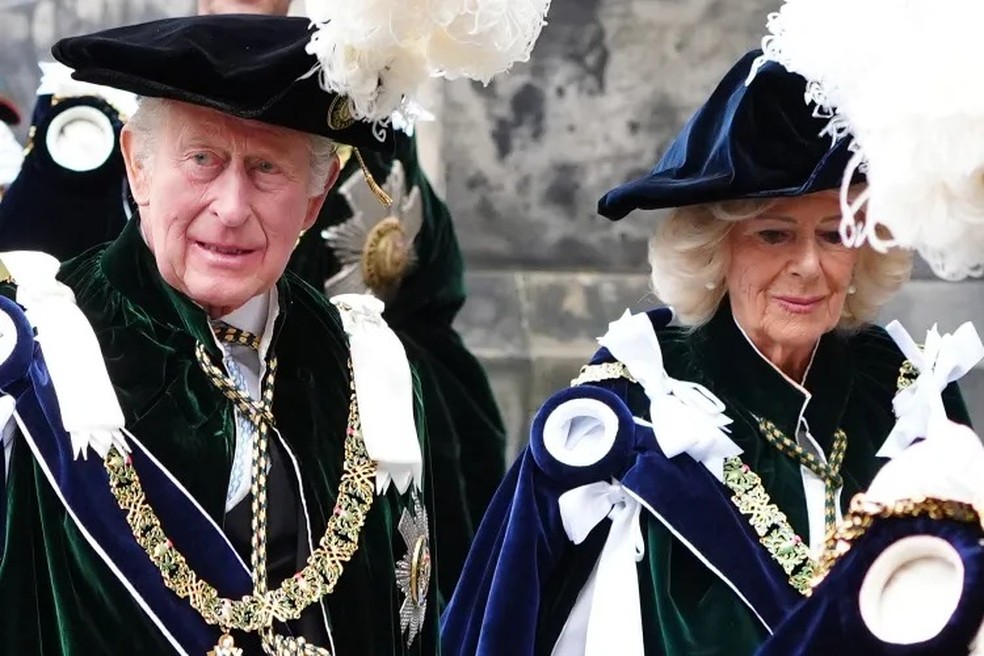 Rei Charles e a Rainha Camilla deixam a cerimônia do Cardo na Catedral de St Giles, em Edimburgo, no dia 1º de julho de 2026 — Foto: GettyImages