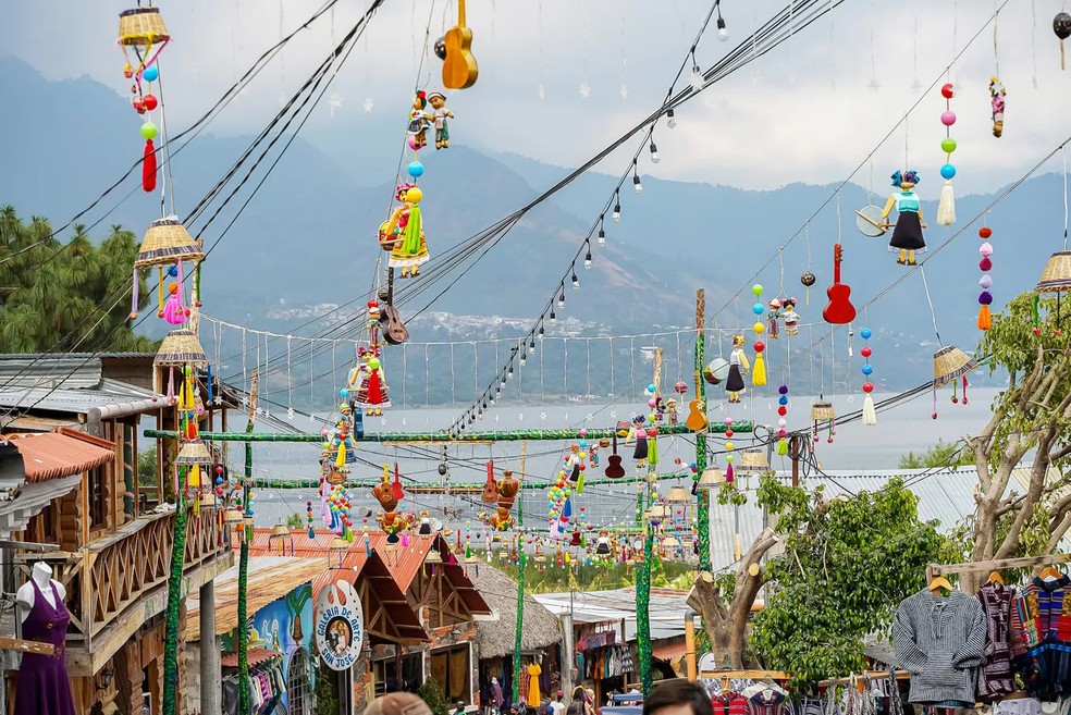 Uma vista de San Juan la Laguna, um vilarejo debruçado sobre o Lago Atitlán — Foto: Getty Images