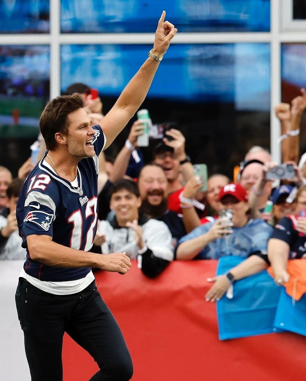 Tom Brady celebra homenagem de time ao posar com os filhos: 