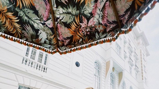 Caroline Trentinti compartilha fotos de ensaio no Copacabana Palace