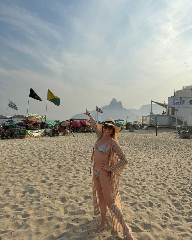 Helô Pinheiro se derrete ao posar em praia: 'Rio, eu te amo da cabeça ...