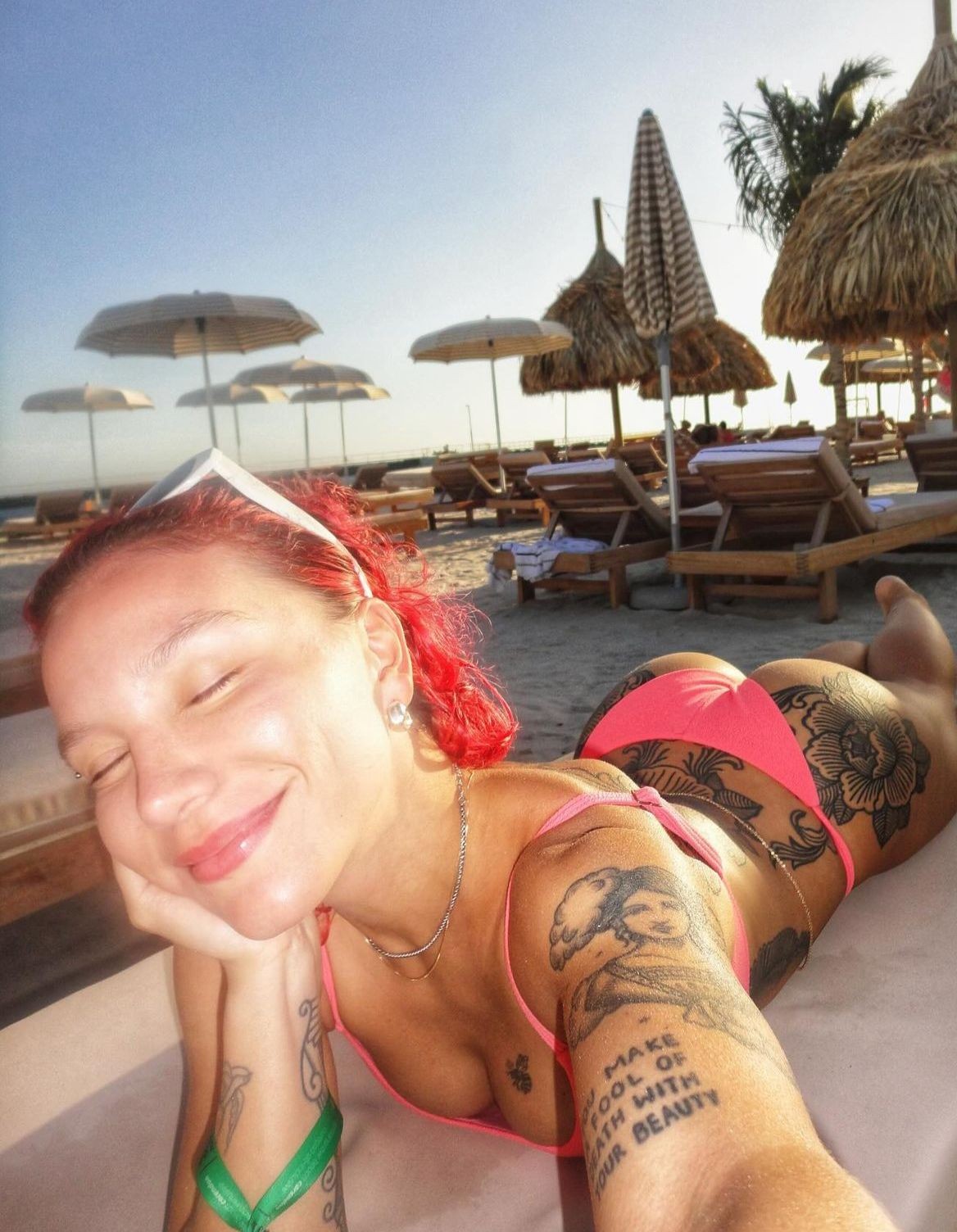 Priscilla renova o bronze em cenário paradisíaco