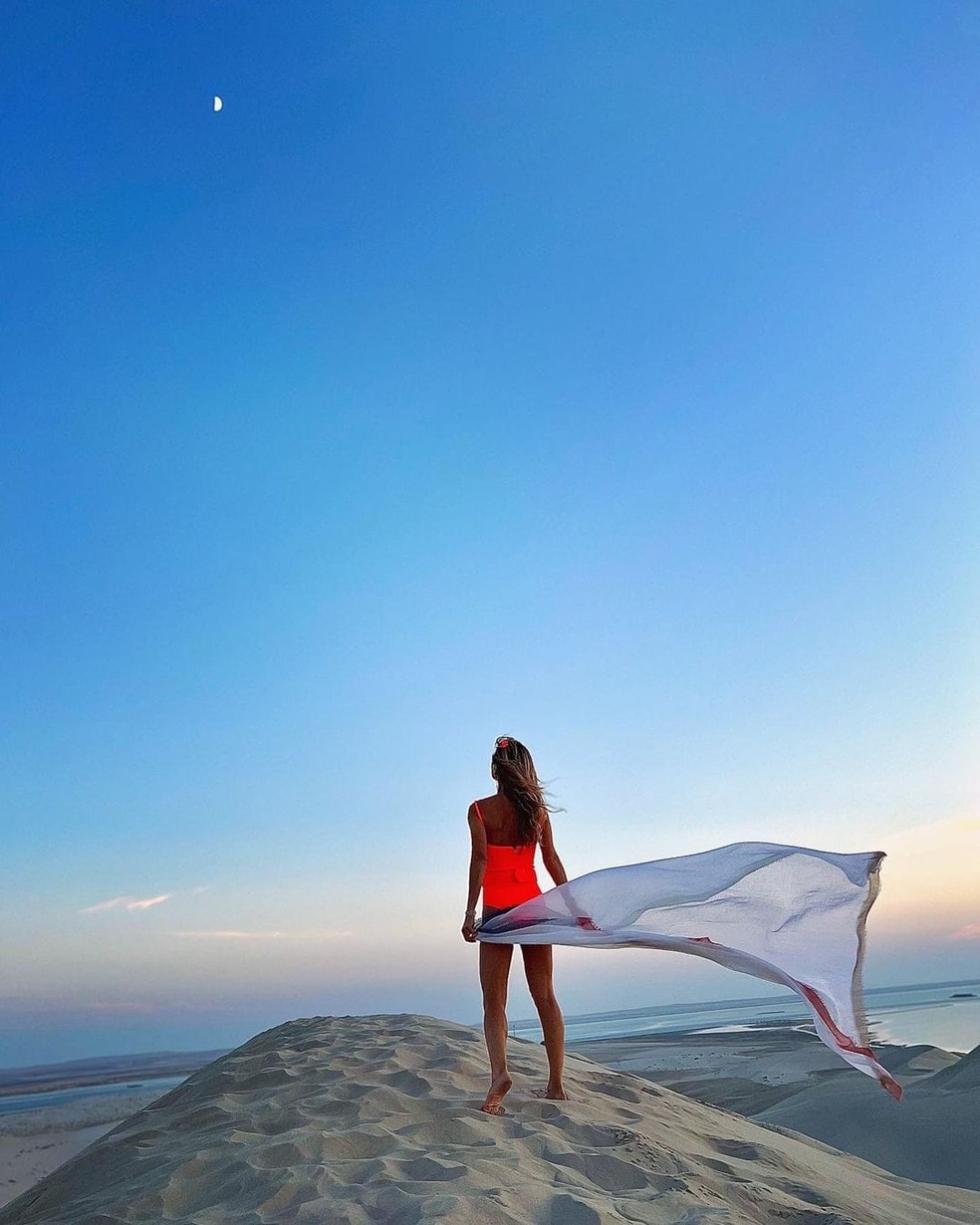 Desirée Soares elege peça beachwear vermelha para posar no deserto do