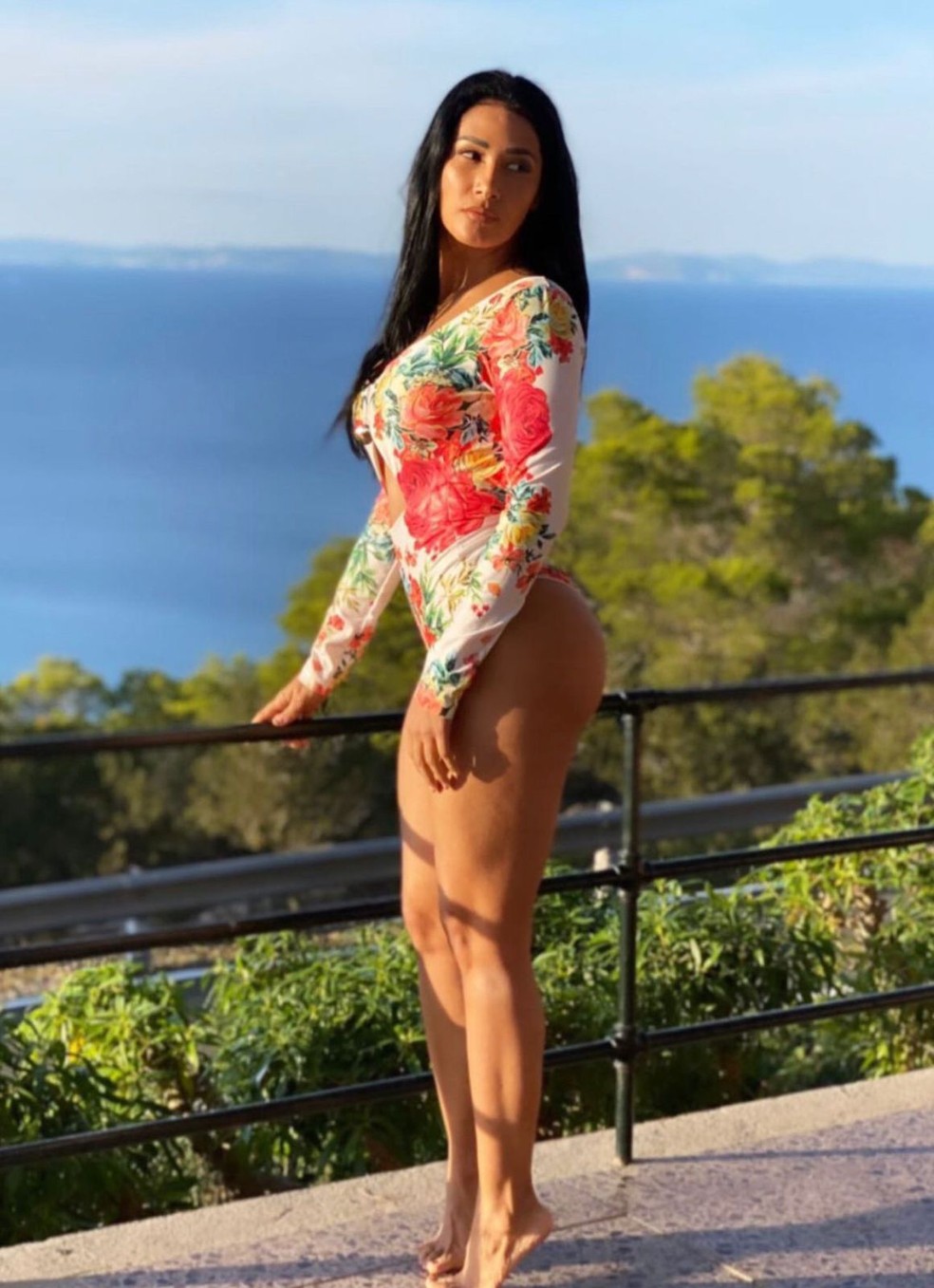 Simaria aposta em maiô florido para curtir dia de sol