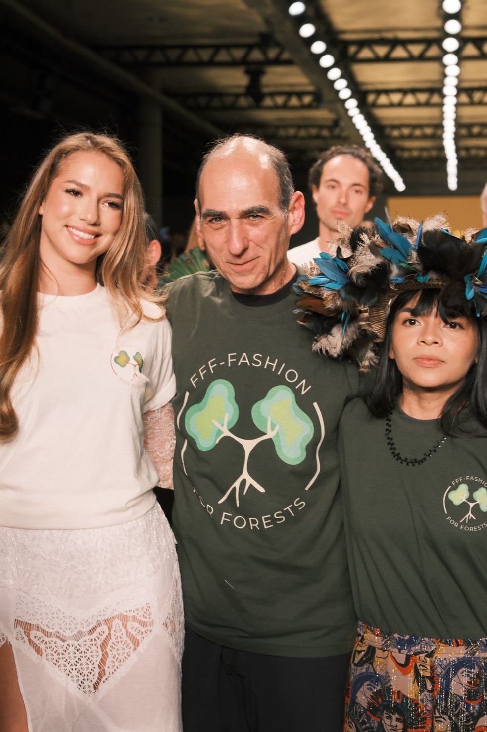 Catarina Bellino, Amir Slama e Txai Suruí no SPFW N60 — Foto: Divulgação