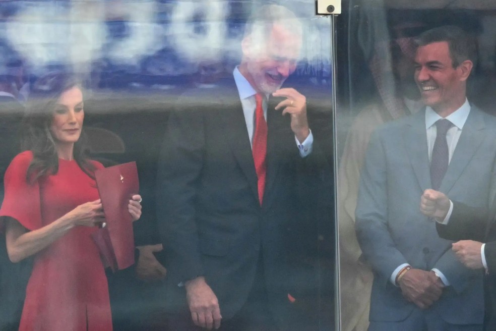 A rainha Letizia, o rei Felipe e o primeiro-ministro espanhol Pedro Sánchez na final da Copa do Mundo de 2026 — Foto: GettyImages