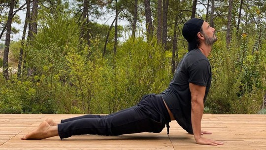 No último dia do Setembro Amarelo, Rodrigo Santoro exalta importância da yoga para sua saúde mental