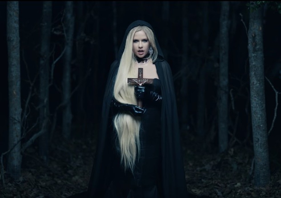 Avril Lavigne canta em seu próprio enterro em novo clipe