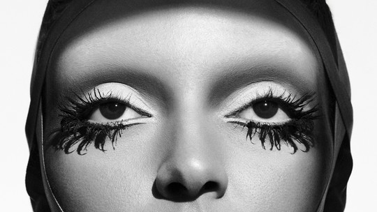 Face taping: aplicar adesivos no rosto para evitar rugas funciona? Vogue investiga Face taping: aplicar adesivos no rosto para evitar rugas funciona? Vogue investiga