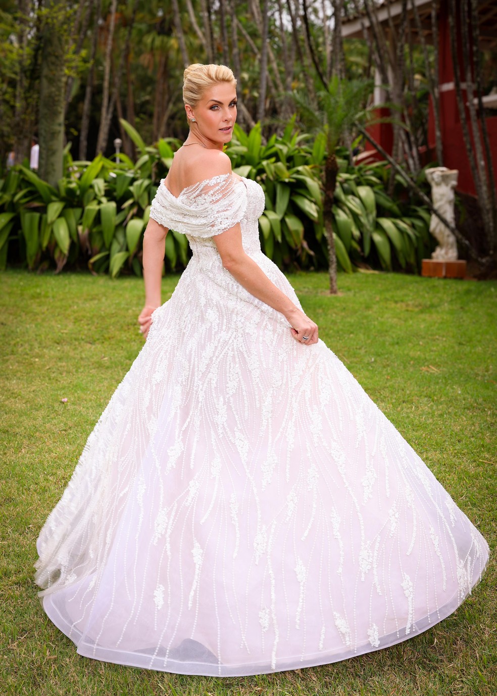 Ana Hickmann usa vestido Leticia Manzan, com styling de Renata Lima e beleza de Marcelo Gomes — Foto: Brazil News