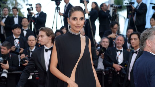 Modelo iraniana ousa com super fenda no tapete vermelho de Cannes