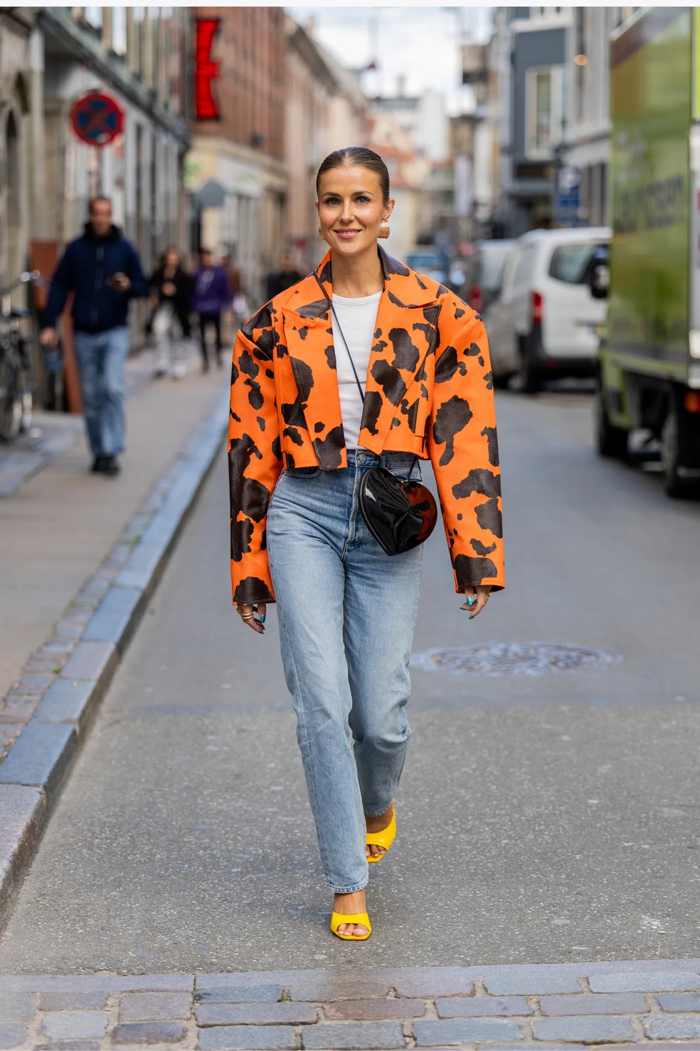 Calça jeans cigarrete no street style — Foto: Getty Images