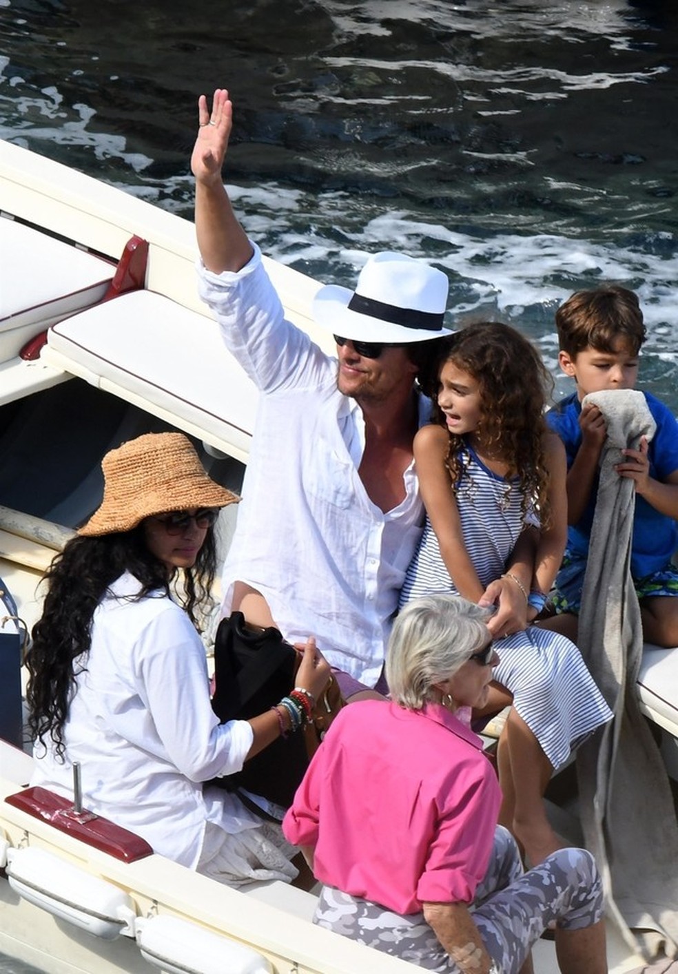 Matthew McConaughey e Camila Alves curtem passeio de barco com os filhos (Foto: AKM/GSI) — Foto: Vogue