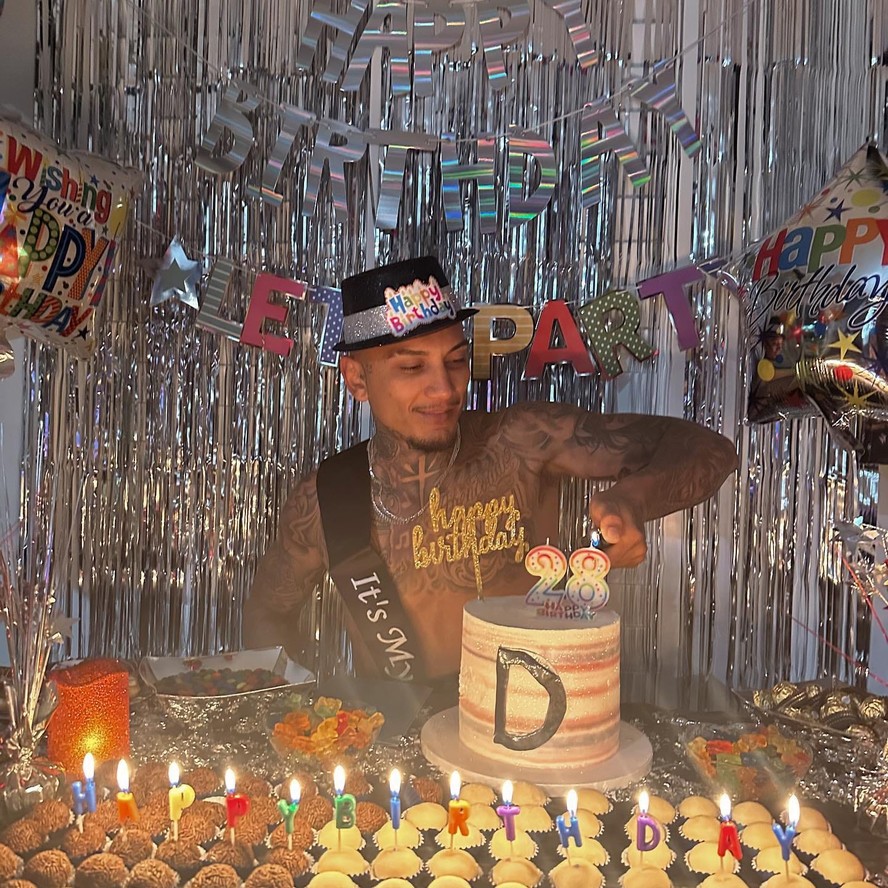 Dynho Alves ganha festa surpresa de aniversário