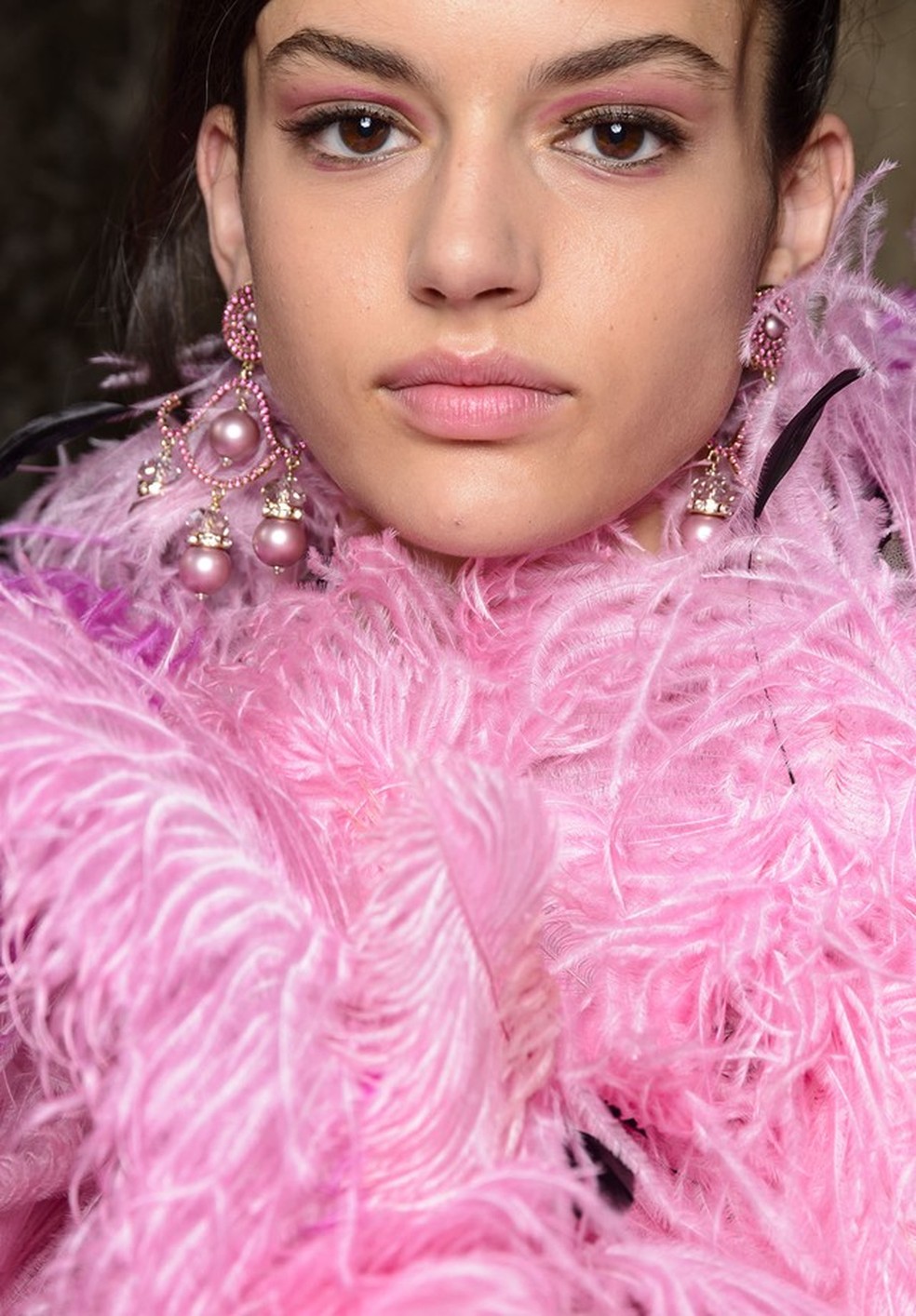 Sombra rosa ganha nova versão na passarela da Armani Privé (Foto: Imaxtree) — Foto: Vogue