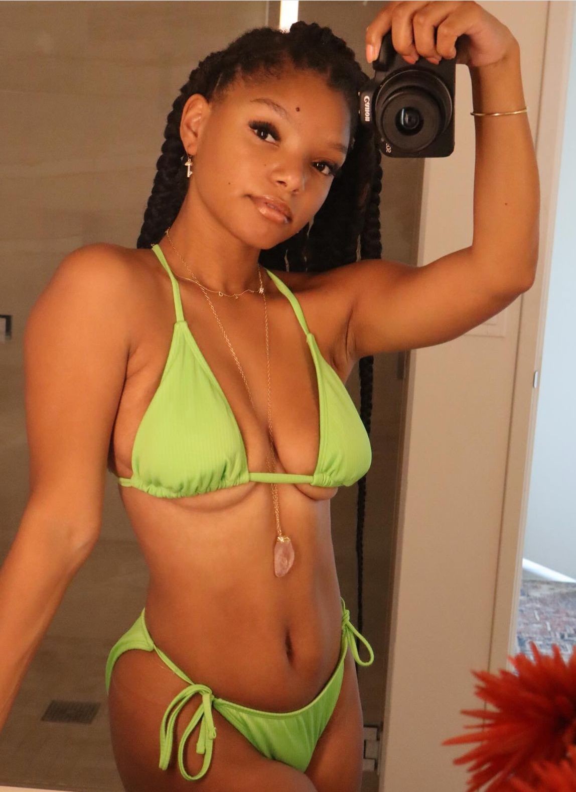 Halle Bailey para a web com selfies no espelho