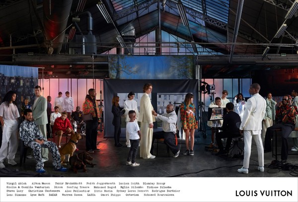 Luva de Michael Jackson vira convite do desfile da Louis Vuitton