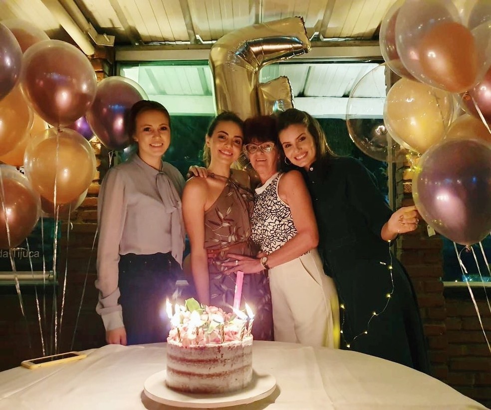 Camila Queiroz com a família (Foto: Instagram/ Reprodução) — Foto: Vogue
