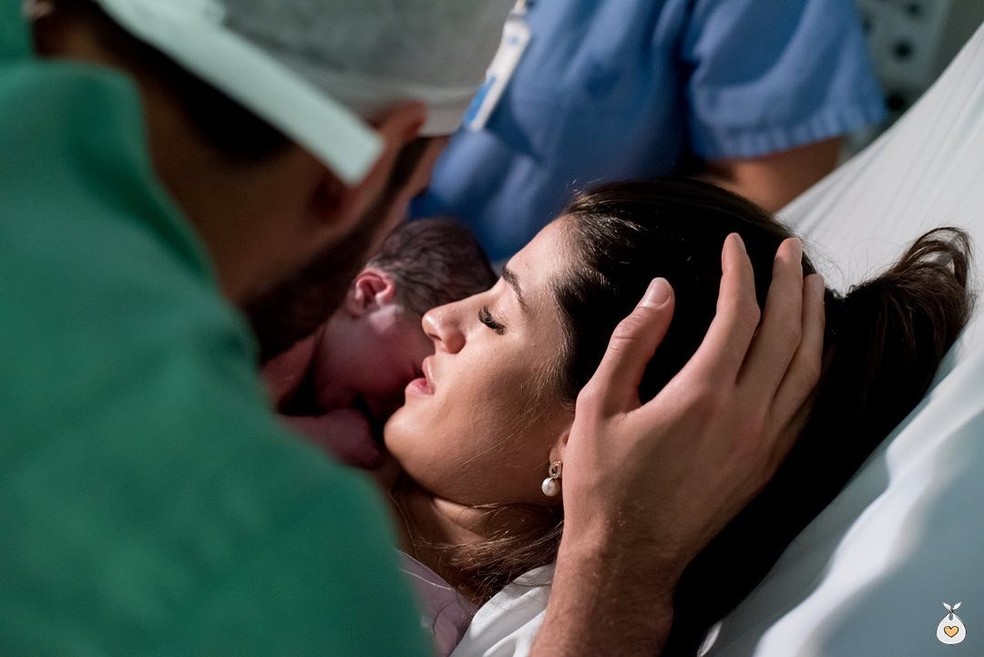 Natália Becker e Alisson após o nascimento de Matteo (Foto: Reprodução/Instagram) — Foto: Vogue