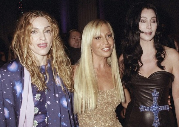 As transformações de Donatella Versace, dos anos 90 aos dias de hoje