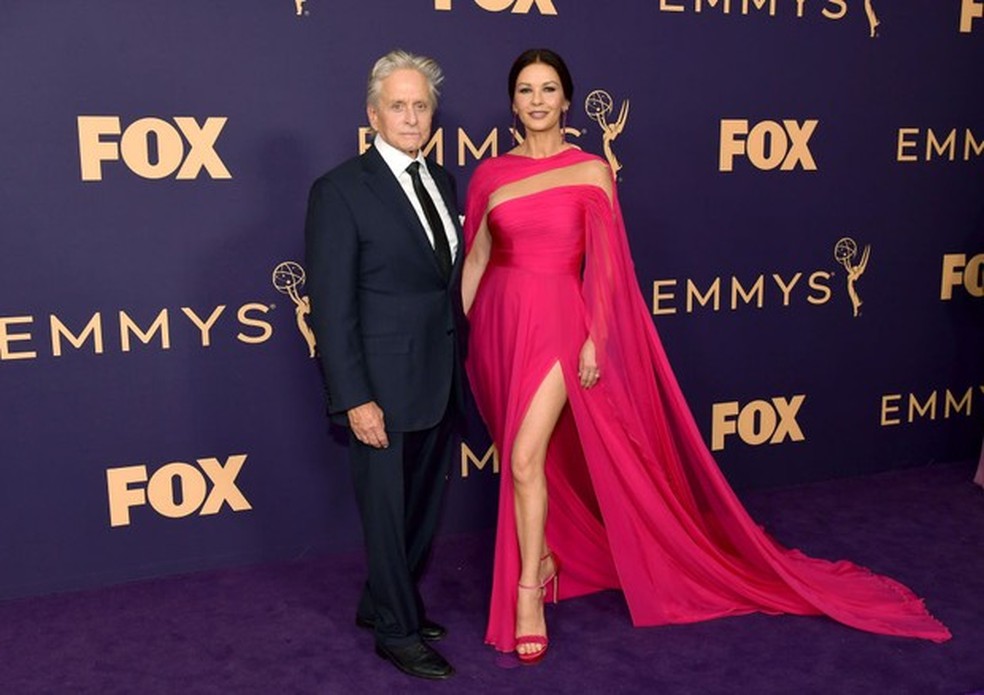 LOS ANGELES, CALIFORNIA - SEPTEMBER 22: Michael Douglas (L) and Catherine Zeta-Jones attend the 71st Emmy Awards at Microsoft Theater on September 22, 2019 in Los Angeles, California. (Photo by Matt Winkelmeyer/Getty Images) (Foto: Getty Images) — Foto: Vogue