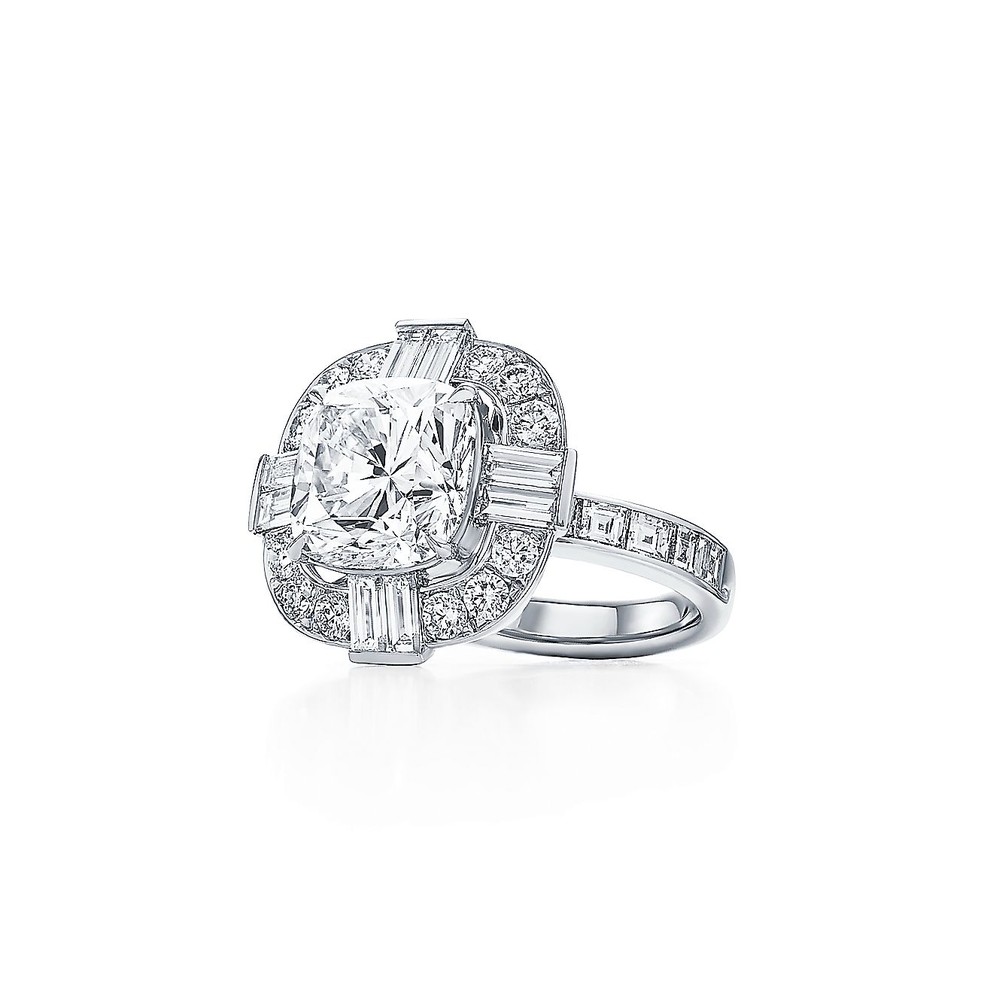 Anel em platina com um diamante de mais de 5 quilates e diamantes, Tiffany & Co. — Foto: Divulgação